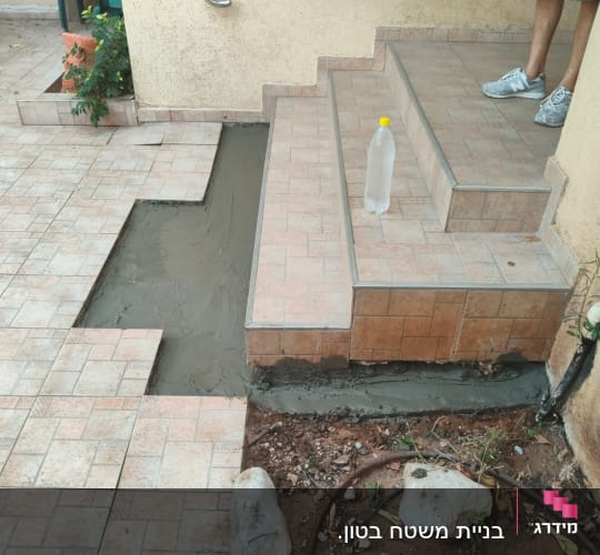 עבודת תיקון וריצוף חוץ של אריחים ומדרגות בחצר
